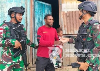 Satgas Yonif 310/KK Bagikan Kaos Bertuliskan “Kidang Kancana” Sebagai Kenang-Kenangan