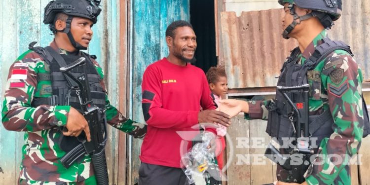 Satgas Yonif 310/KK Bagikan Kaos Bertuliskan “Kidang Kancana” Sebagai Kenang-Kenangan