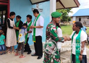 Usai Ibadah Bersama, Satgas Yonif 310/KK Berikan Bantuan Kepada GKI Imanuel Woslay