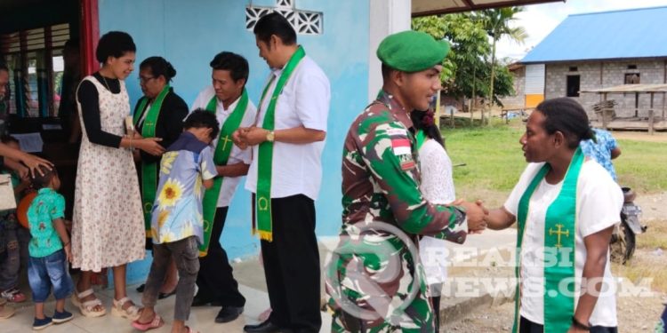 Usai Ibadah Bersama, Satgas Yonif 310/KK Berikan Bantuan Kepada GKI Imanuel Woslay