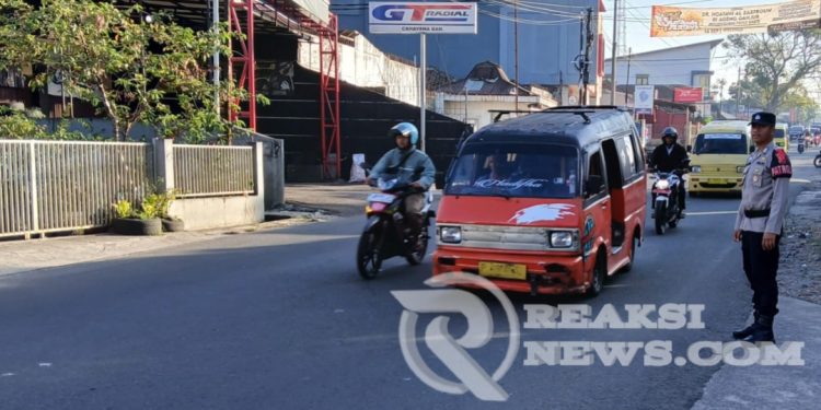 Anggota Polsek Lembursitu Melaksanakan Pelayanan Prima Rutin Gatur Pagi