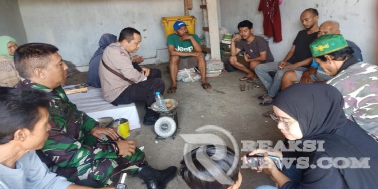 Sinergitas TNI – POLRI, Silaturahmi bersaman Warga Jeruknyelap Wilayah Kelurahan Situmekar