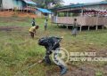 Satgas Yonif 310/KK Bersama Warga Perbatasan Rawat Balai Kampung