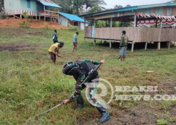 Satgas Yonif 310/KK Bersama Warga Perbatasan Rawat Balai Kampung