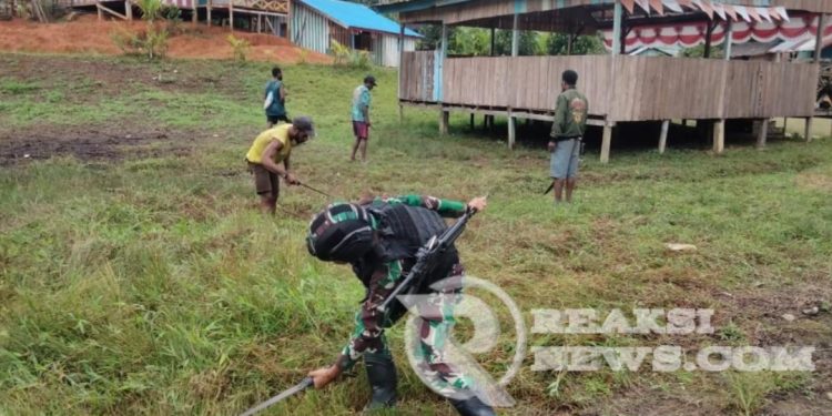 Satgas Yonif 310/KK Bersama Warga Perbatasan Rawat Balai Kampung