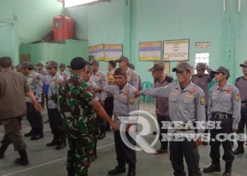 Asah Kemampuan PBB, Serda Suparno Latih Linmas Desa Damarraja