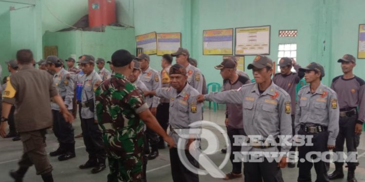 Asah Kemampuan PBB, Serda Suparno Latih Linmas Desa Damarraja