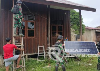 Atasi Kegelapan di Pedalaman Papua, Satgas Yonif 310/KK Pasang Instalasi Listrik Solar Cell