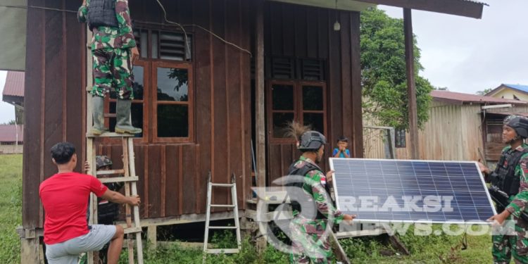 Atasi Kegelapan di Pedalaman Papua, Satgas Yonif 310/KK Pasang Instalasi Listrik Solar Cell