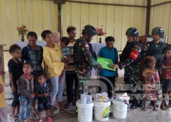 Satgas Yonif 310/KK Sumbangkan Cat Tembok Untuk Gereja Santo Petrus