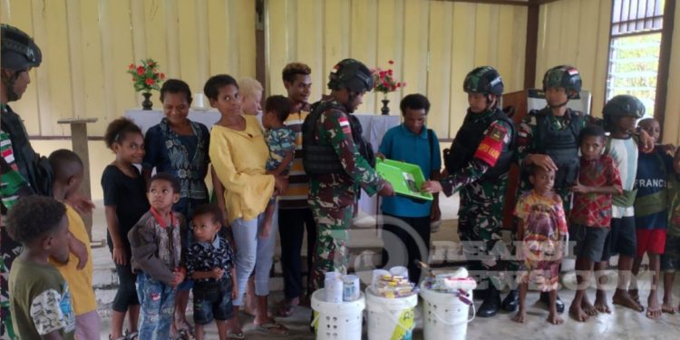 Satgas Yonif 310/KK Sumbangkan Cat Tembok Untuk Gereja Santo Petrus