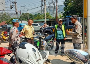 Anggota Polsek Lembursitu Sambangi Petugas Security Sampaikan Himbauan Kamtibmas
