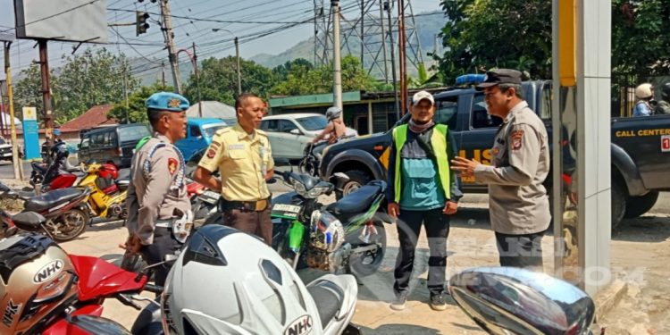 Anggota Polsek Lembursitu Sambangi Petugas Security Sampaikan Himbauan Kamtibmas