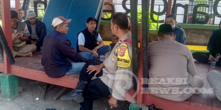 Bhabinkamtibmas Polsek Lembursitu Menghadiri Giat Rempug Kelompok Rahayu Tani 1