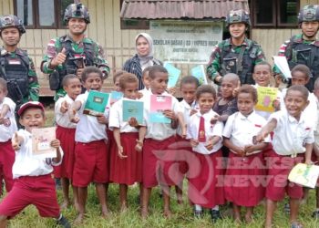 Tumbuhkan Semangat Belajar Anak-Anak Pedalaman Papua, Satgas Yonif 310/KK Bagikan Ratusan Alat Tulis