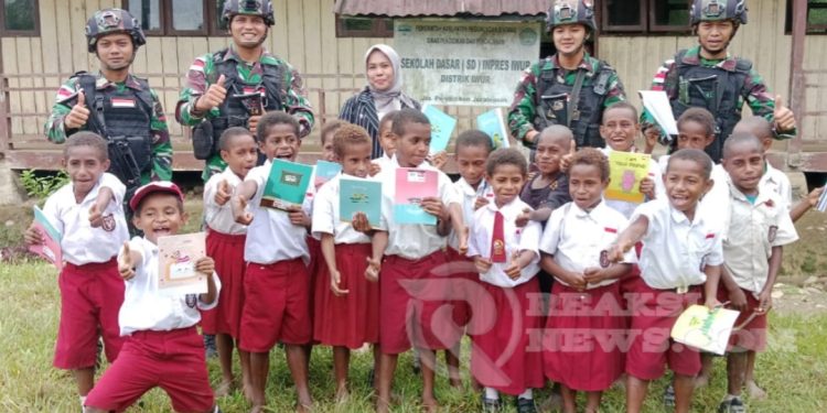 Tumbuhkan Semangat Belajar Anak-Anak Pedalaman Papua, Satgas Yonif 310/KK Bagikan Ratusan Alat Tulis
