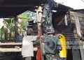Buktikan Kepeduliannya Pada Masyarakat Perbatasan, Satgas Yonif 310/KK Perbaiki Rumah Warga