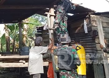 Buktikan Kepeduliannya Pada Masyarakat Perbatasan, Satgas Yonif 310/KK Perbaiki Rumah Warga