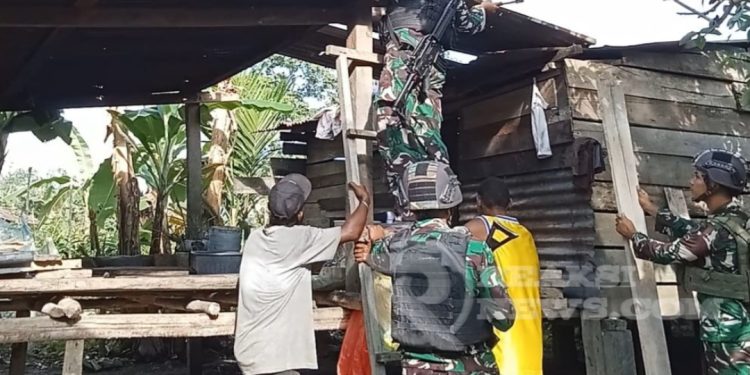 Buktikan Kepeduliannya Pada Masyarakat Perbatasan, Satgas Yonif 310/KK Perbaiki Rumah Warga