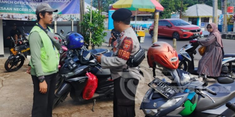 Sambangi Petugas Securty Sampaikan Himbauan Kamtimbas Anggota Polsek Lembursitu