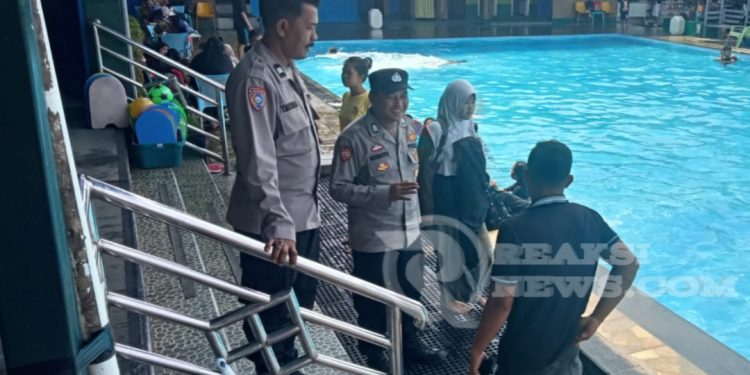 Patroli Tempat Wisata Kolam Renang Sport Garden Anggota Bhabinkamtibmas Polsek Lembursitu Sampaikan Himbauan Kamtibmas Pada Pengelola Dan Pengunjung