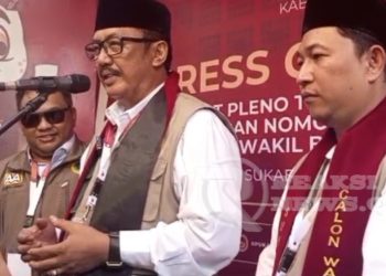 Pasangan Asep japar – Andreas Disambut Tim Relawan di Halaman KPUD dengan yel yel dan teriakan