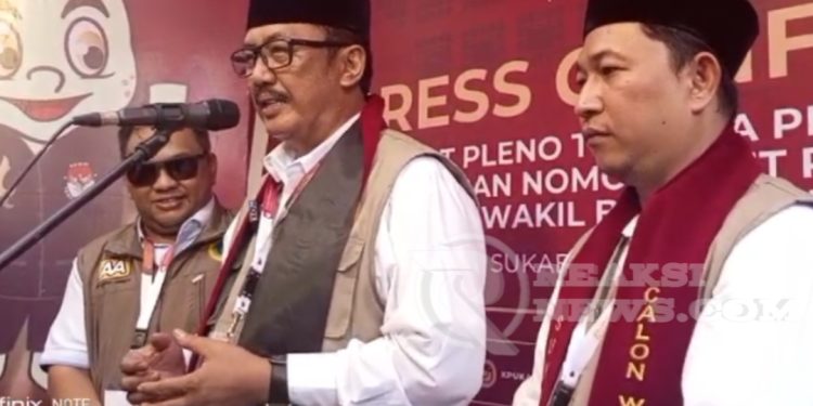 Pasangan Asep japar – Andreas Disambut Tim Relawan di Halaman KPUD dengan yel yel dan teriakan