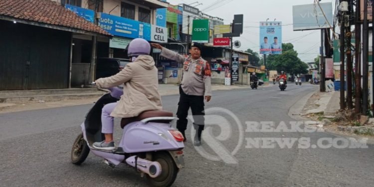 Pelayanan Prima Rutin Gatur Pagi Anggota Polsek Lembursitu