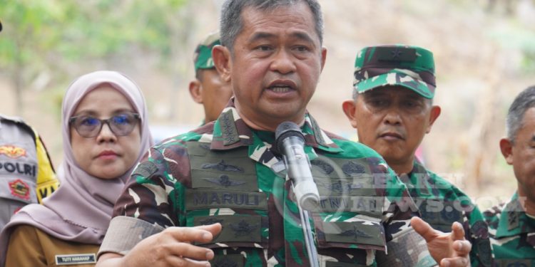Yakinkan Profesionalisme, Pangdivif 2 Kostrad Tinjau UST Kompi Terintegrasi Di Situbondo
