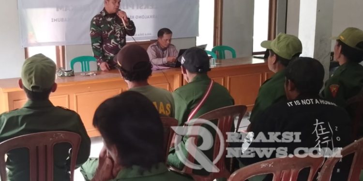 Babinsa Bantarkalong Berikan Penyuluhan Kedisplinan Kepada Linmas Sebagai Binaannya