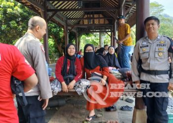 Patroli Tempat Wisata Kolam Renang Cikundul Anggota Bhabinkamtibmas Polsek Lembursitu Sampaikan Himbauan Kamtibmas Pada Pengelola Dan Pengunjung