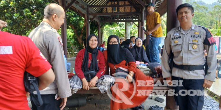 Patroli Tempat Wisata Kolam Renang Cikundul Anggota Bhabinkamtibmas Polsek Lembursitu Sampaikan Himbauan Kamtibmas Pada Pengelola Dan Pengunjung
