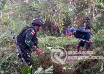 Satgas Yonif 310/KK Bantu Warga Buka Lahan Untuk Berkebun