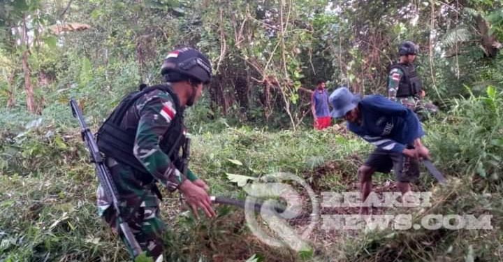 Satgas Yonif 310/KK Bantu Warga Buka Lahan Untuk Berkebun