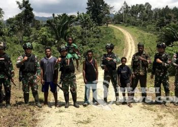 Satgas Yonif 310/KK Peduli Kampung, Ajak Warga Bersihkan Jalan