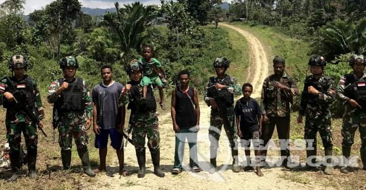 Satgas Yonif 310/KK Peduli Kampung, Ajak Warga Bersihkan Jalan