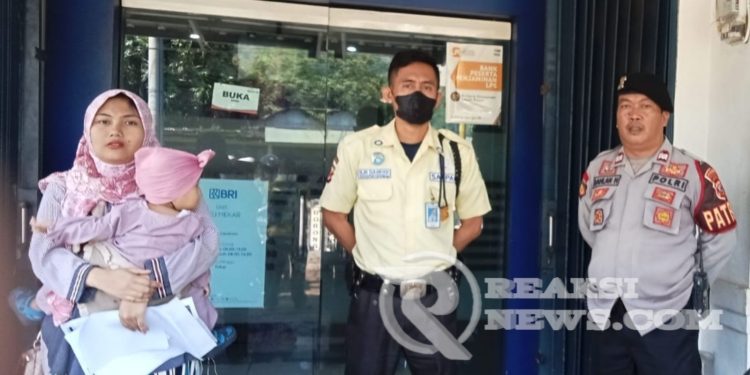 Sampaikan Himbauan Kamtibmas Anggota Polsek Lembursitu kepada security
