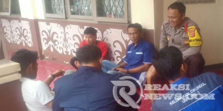 Sambangi Warga Bhabinkamtibmas Polsek Lembursitu, Sampaikan Himbauan Kamtibmas