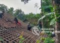 Pasca Ambruknya Atap Rumah Warga, Anggota Koramil Warungkiara Lakukam Gotong Rotong Perbaiki Atap Rumah