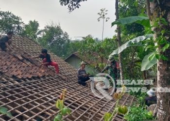 Pasca Ambruknya Atap Rumah Warga, Anggota Koramil Warungkiara Lakukam Gotong Rotong Perbaiki Atap Rumah
