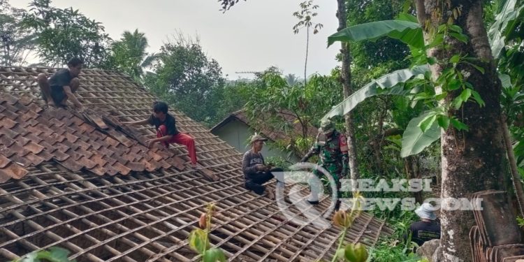 Pasca Ambruknya Atap Rumah Warga, Anggota Koramil Warungkiara Lakukam Gotong Rotong Perbaiki Atap Rumah