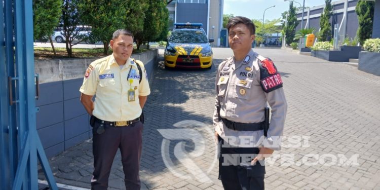 Sambangi Perusahaan PT. SCM Unit Samapta Polsek Lembursitu Patroli Dialogis dengan Petugas Satpam, Sampaikan Himbauan Kamtibmas