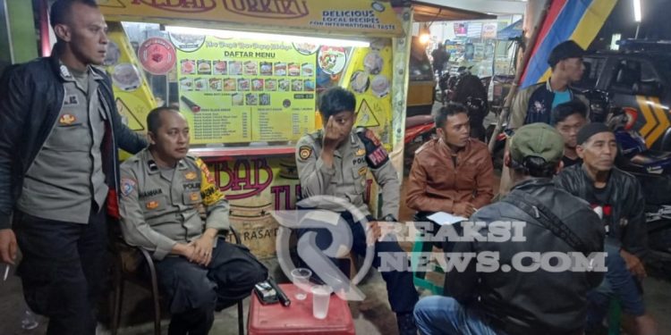Polsek Lembursitu Laksanakan Patroli Pada Malam Hari Dan Berikan Himbauan kamtibmas