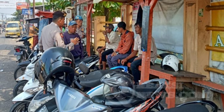 Sambangi Pangkalan Ojek Pengkolan Patroli Polsek Lembursitu Himbau Pengemudi Ojek Agar Tertib Berlalu Lintas
