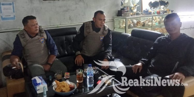 Bhabinkamtibmas Polsek Lembursitu Sambangi Warga Sampaikan Dialogis