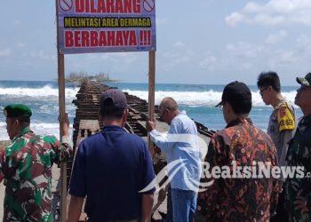 Kodim 0622/ Kab.Sukabumi Memasang Plang Larangan aktivitas di Pantai Tegalbuleud