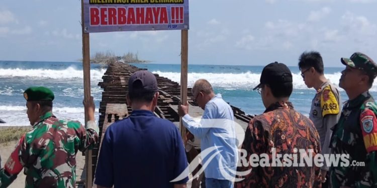 Kodim 0622/ Kab.Sukabumi Memasang Plang Larangan aktivitas di Pantai Tegalbuleud