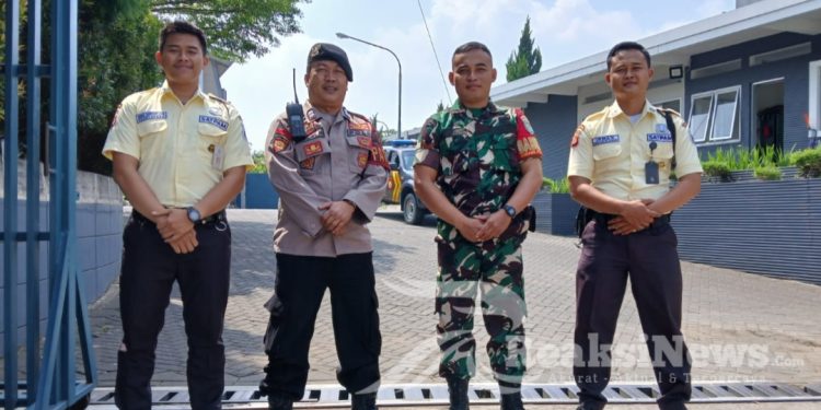 Perkuat Sinergitas TNI-Polri, PS Kanit Patroli bersama Babinsa Sambang ke Security Secara Bersama