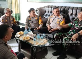 Ngariung Bareng Kapolsek Rayon Selatan Bersinergi dan Danramil Baros Wujudkan Keamanan dan Kenyamanan di Pemilu Damai