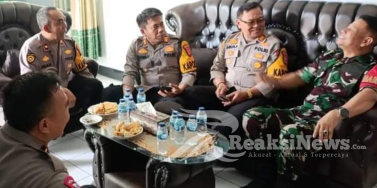 Ngariung Bareng Kapolsek Rayon Selatan Bersinergi dan Danramil Baros Wujudkan Keamanan dan Kenyamanan di Pemilu Damai